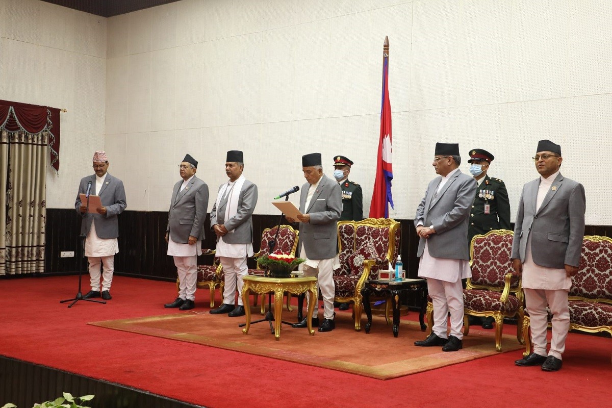 मन्त्रिपरिषद् विस्तारः परराष्ट्रमन्त्रीमा एनपी साउद र यातायात राज्यमन्त्रीमा नन्दा चपाईंले लिए शपथ 