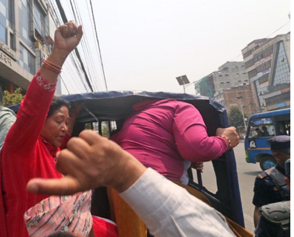 प्रदर्शनमा उत्रिएका द्वन्द्वपीडितहरुलाई प्रहरीले लियो नियन्त्रणमा 