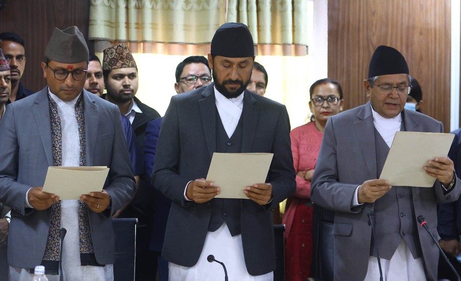 उपनिर्वाचनमा बिजयी रवि लामिछाने र स्वर्णिम वाग्लेले लिए शपथ