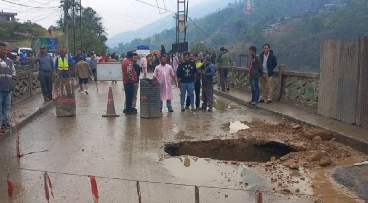 धादिङमा भासिएको पुल अझै बनेन, १२ बजेसम्ममा एकतर्फी भए पनि चलाइने