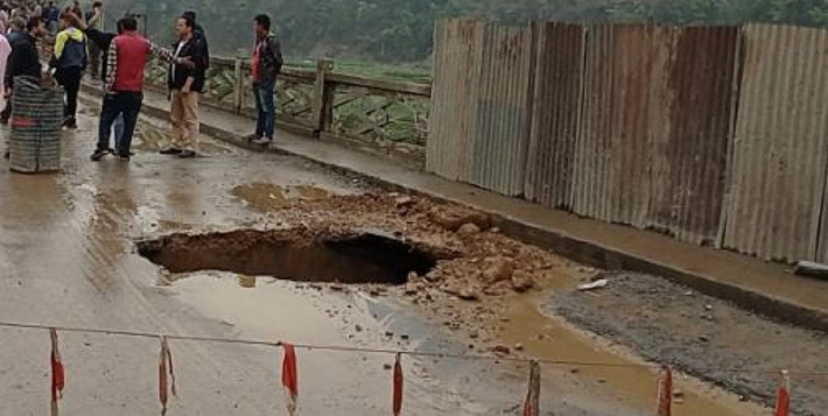 फेरि अवरुद्ध भयो पृथ्वी राजमार्गमा सवारी आवागमन