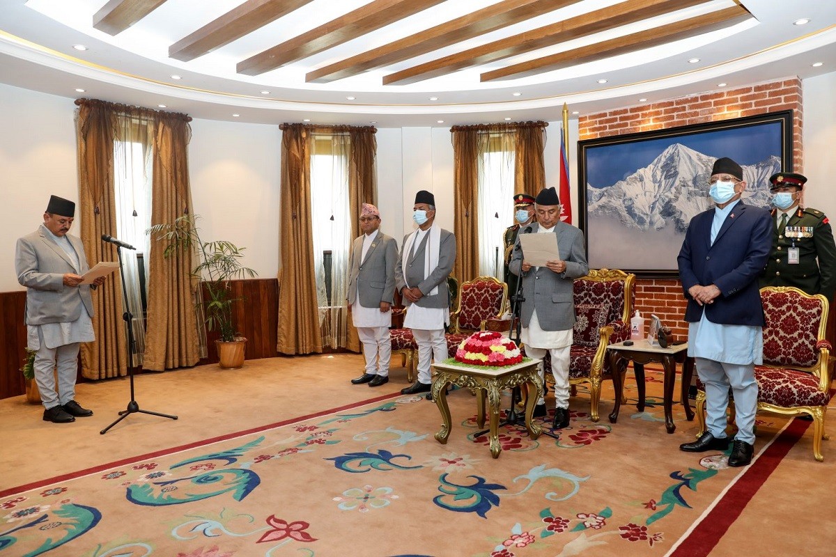  १० औँ पटक मन्त्रिपरिषद् विस्तार, नवनियुक्त  मन्त्री आचार्यले लिए शपथ