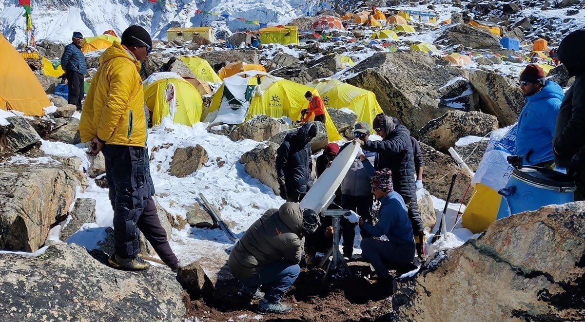 सेनाद्वारा अन्नपूर्ण हिमालबाट फोहर सङ्कलन 
