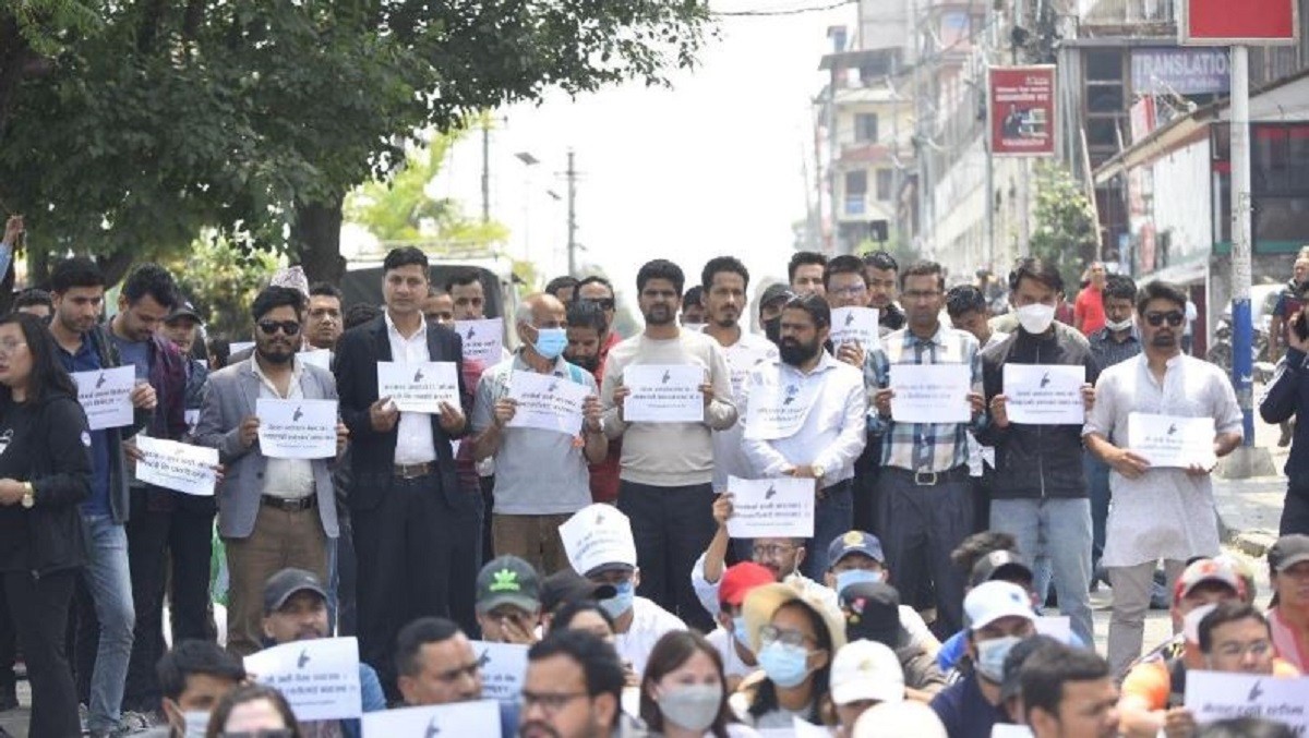 भ्रष्टाचारविरूद्धको माइतीघरमा प्रदर्शनः करोडौं पर्ने महल तिमीलाई कसले किन्दियो ?