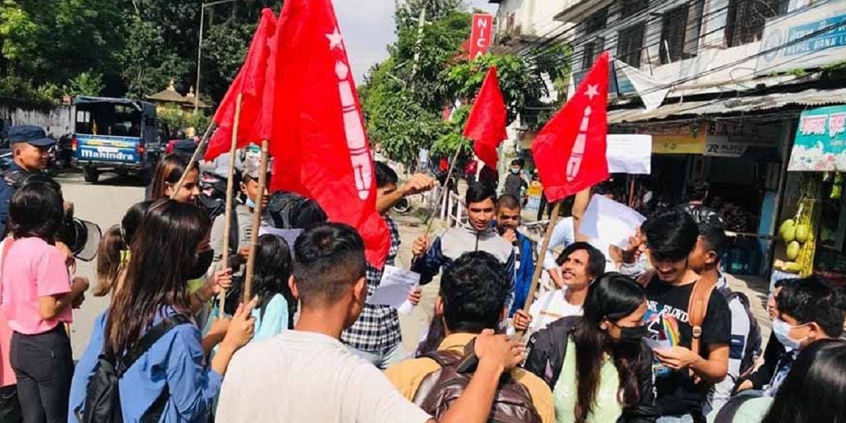 भ्रष्टाचारविरुद्ध प्रदर्शन गर्दै एमाले निकट विद्यार्थी युवा संगठन