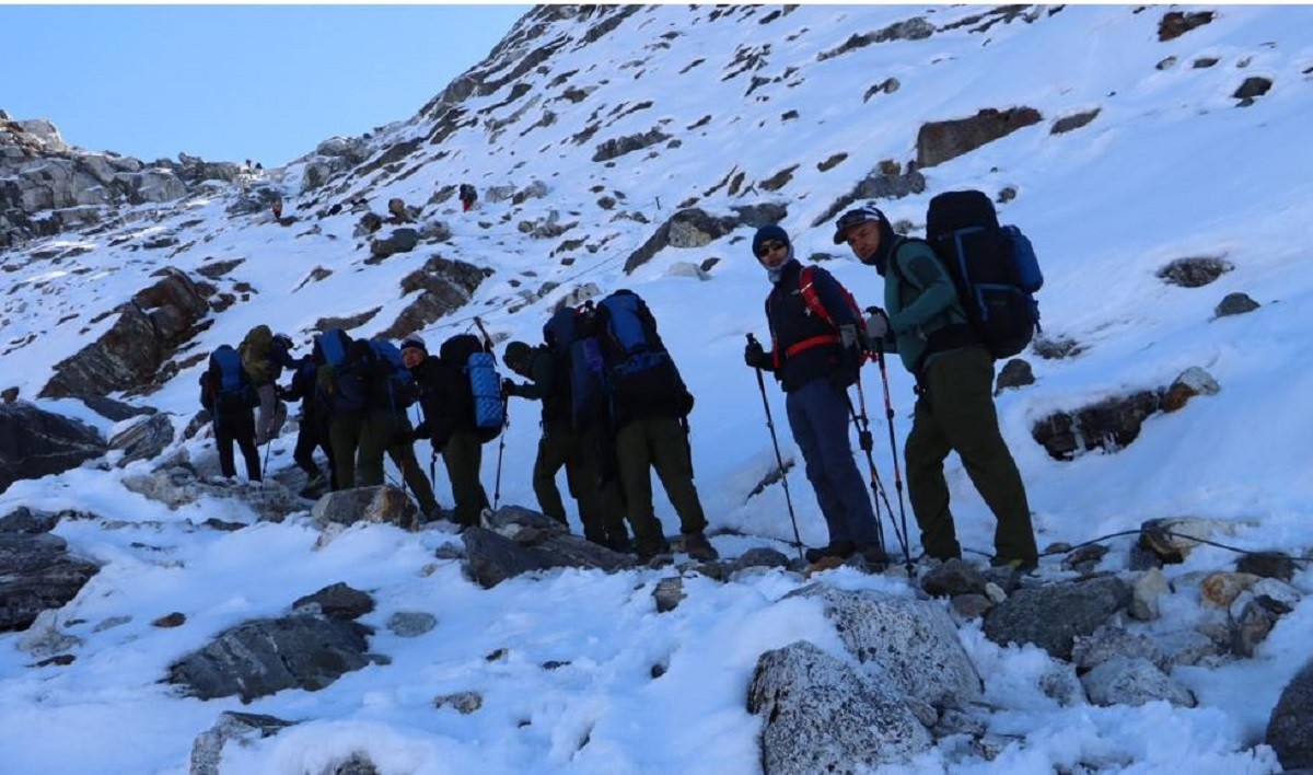 नेपाली सेनाको टोलीले गर्यो सगरमाथा हिमालको सफल आरोहण