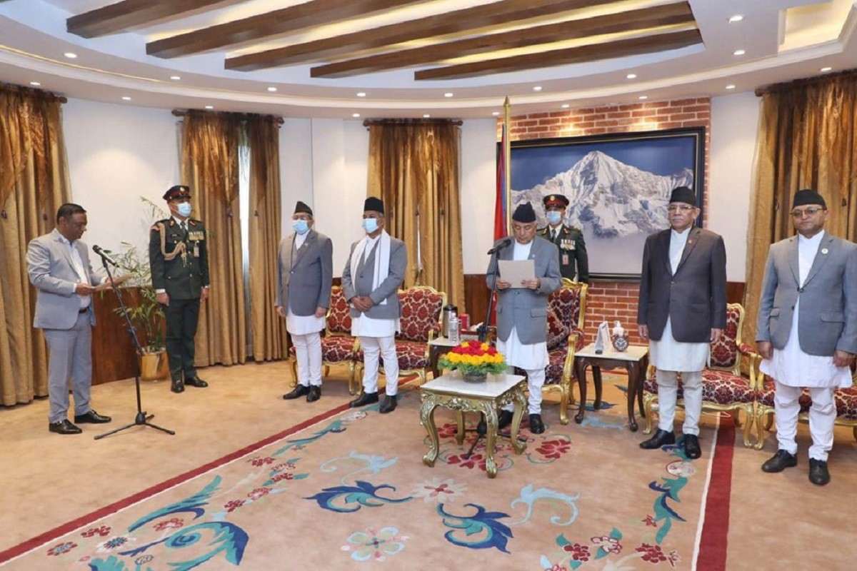 नवनियुक्त  शिक्षा राज्यमन्त्री कुमारी र वनमन्त्री महतोद्वारा शपथ ग्रहण