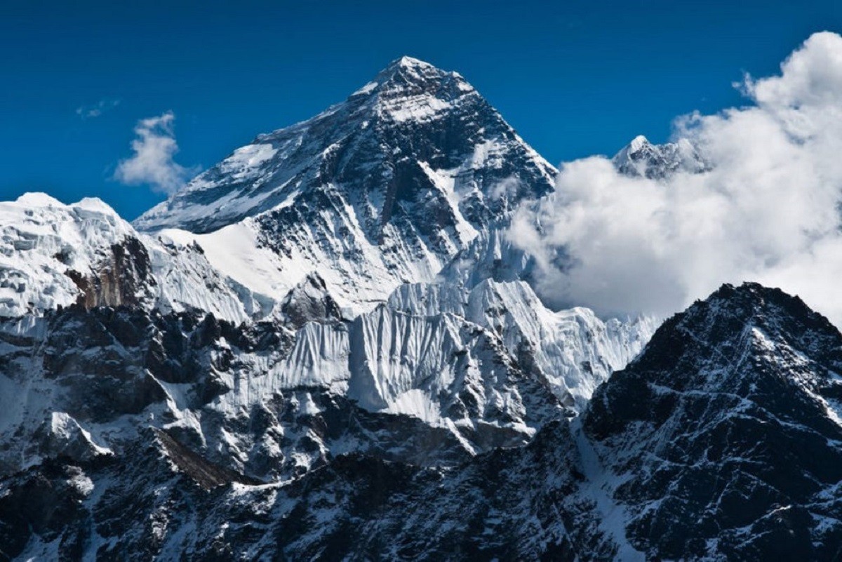 सगरमाथामा दुई विदेशी नागरिकको शव फेला