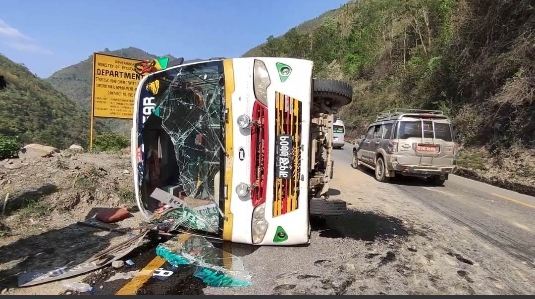 पृथ्वी राजमार्गअन्तर्गत चितवनमा बस दुर्घटना हुँदा ३२ जना घाइते
