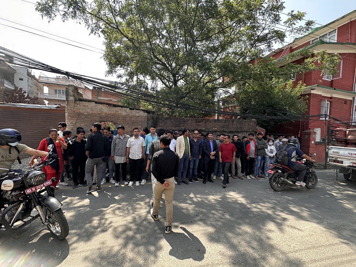 कांग्रेसका सभापति देउवा निवासमा नेविसंघ अध्यक्षविरुद्ध नाराबाजी