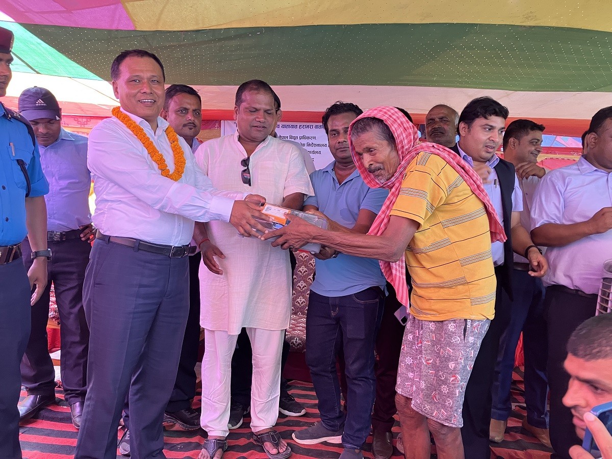 विपन्न वर्गलाई विद्युत प्राधिकरणद्वारा निःशुल्क विद्युत् मिटर वितरण