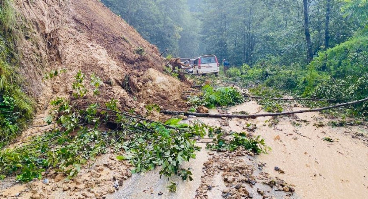 वर्षाका कारण पहिरो जाँदा बेसिशहर चामे सडक अवरुद्ध