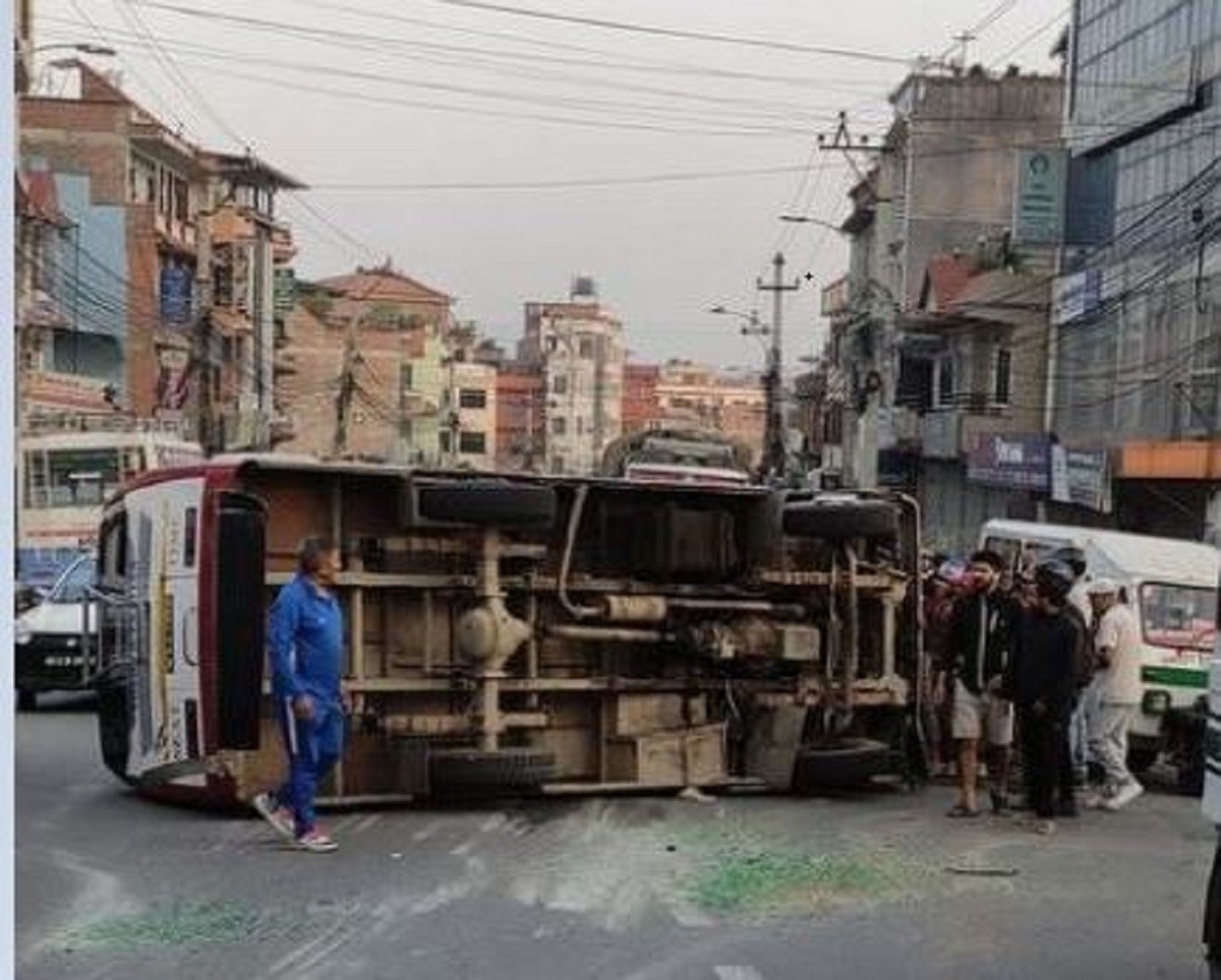 ललितपुरमा एका बिहानै बस दुर्घटना, १९ जना घाइते