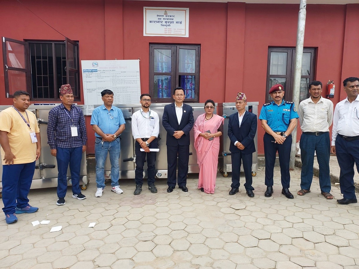 सिन्धुली कारागारलाई मन्त्री श्रेष्ठद्वारा राइस स्टिमर मेशिन हस्तान्तरण