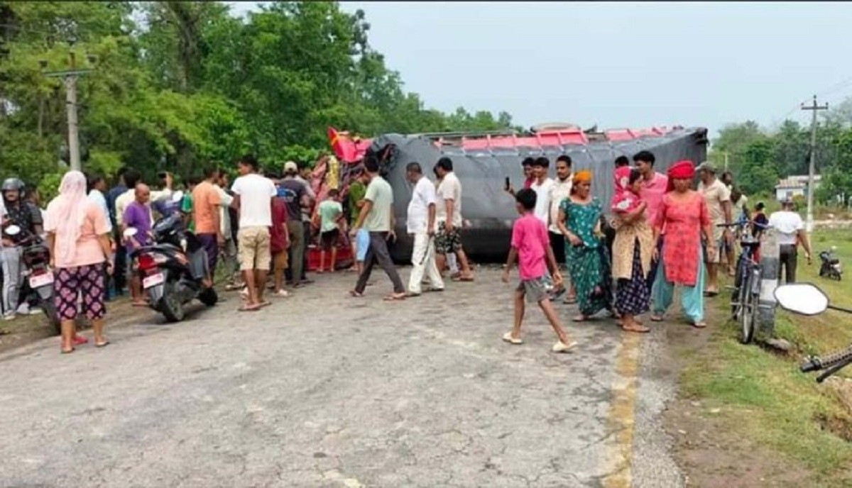 कैलालीमा ट्रक र बस एक–आपसमा ठोक्किँदा १४ जना घाइते
