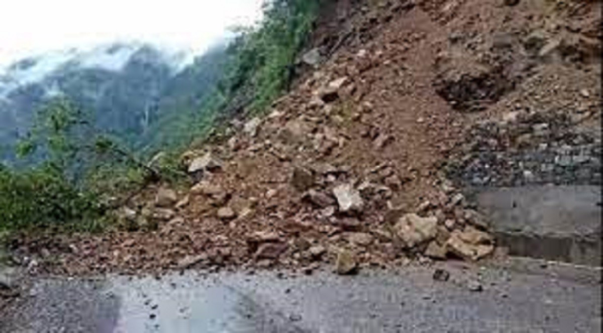 अविरल वर्षाका कारण पहिरो खस्दा सन्धिखर्क गोरुसिंगे सडक अवरुद्ध