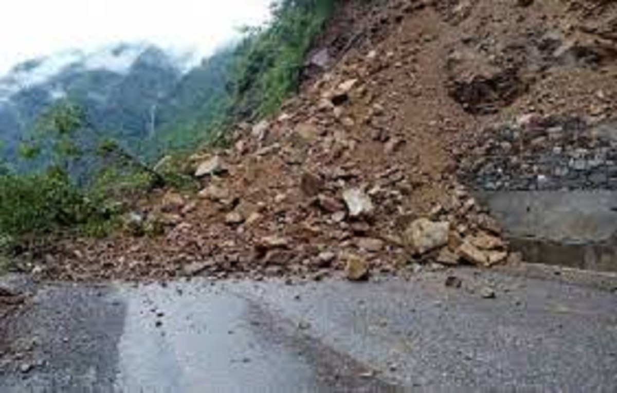 पहिरो खस्दा सिद्धार्थ राजमार्गमा सवारी आवागमन प्रभावित