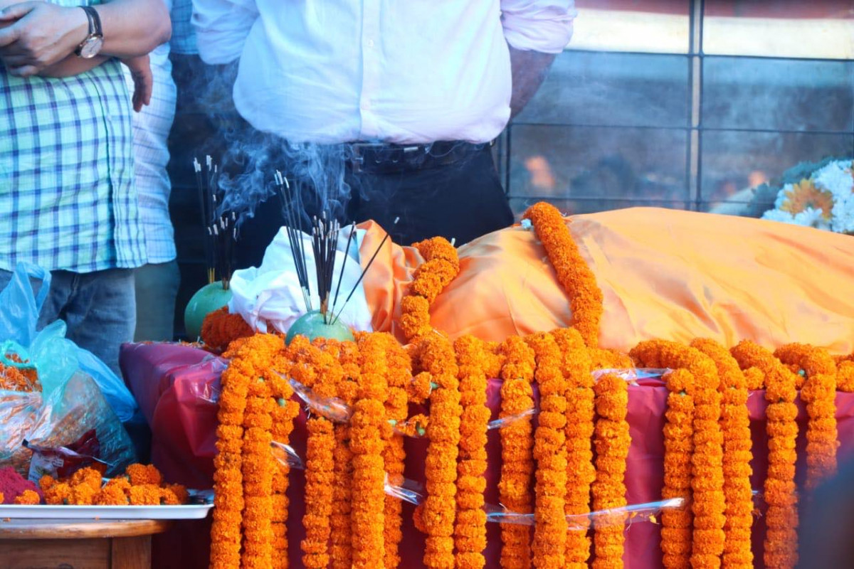आर्यघाट पुगेर पूर्वप्रधानमन्त्रीद्वय देउवा र नेपालले दिए सीता दाहाललाई अन्तिम श्रद्धाञ्जली