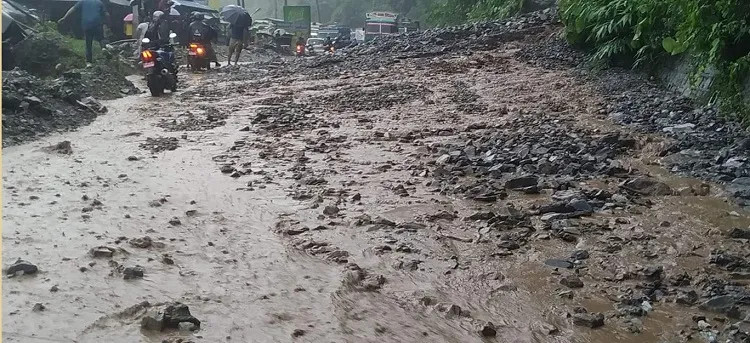 नारायणगढ–मुग्लिन सडकखण्डमा पहिरो खस्दा सडक अवरुद्ध