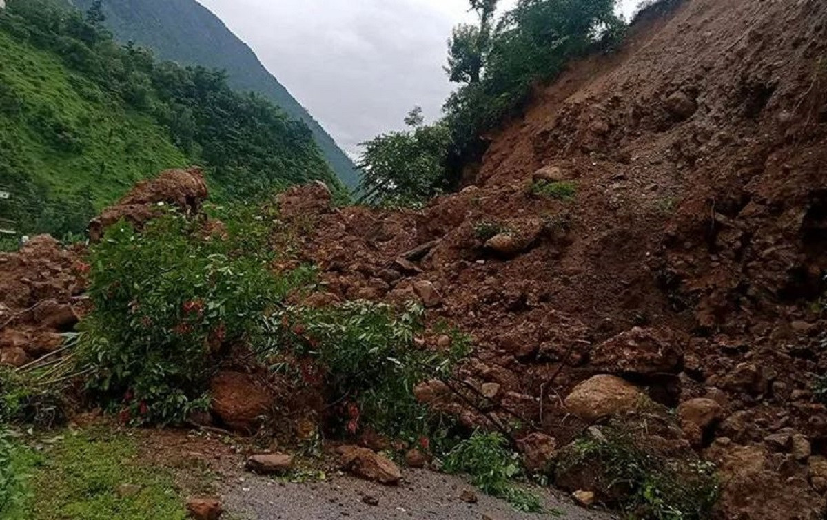 मध्यपहाडी लोकमार्गअन्तर्गत निसीखोला–रुकुमकोट सडक खण्ड अवरुद्ध