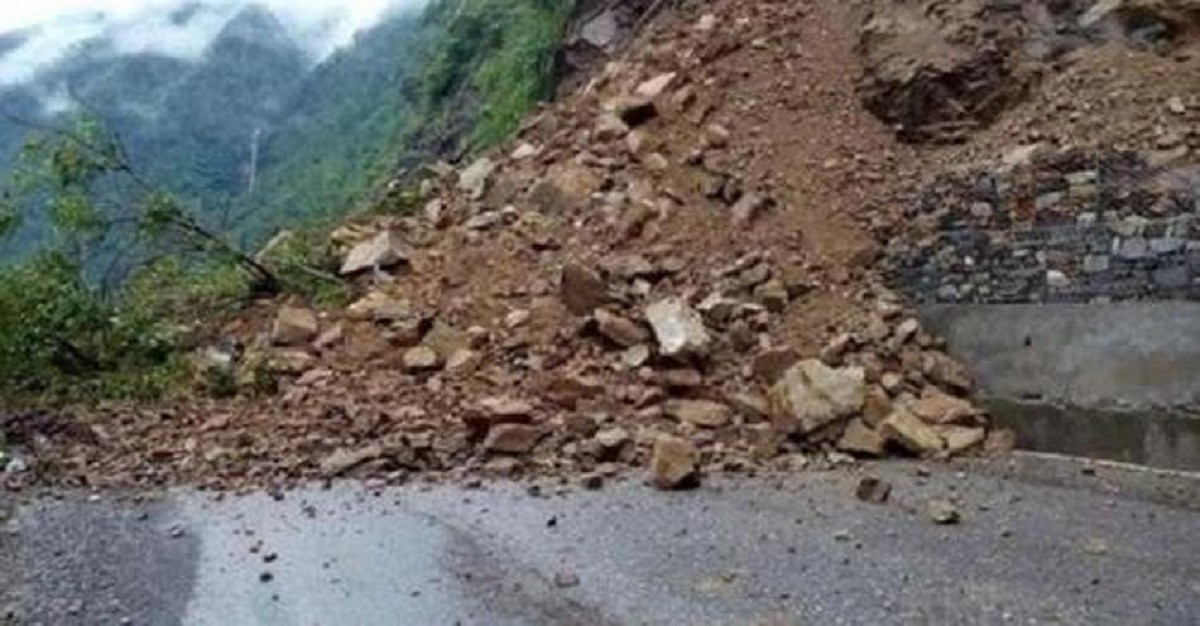पहिरो खसे पछि सिद्धार्थ राजमार्ग अवरुद्ध