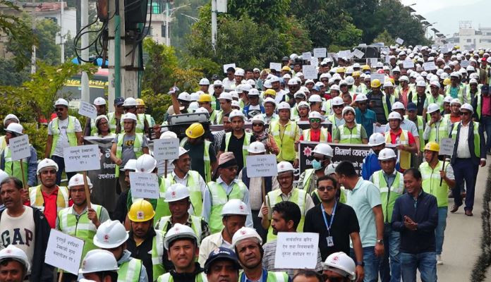 भुक्तानीको माग गर्दै आन्दोलनरत निर्माण व्यवसायीद्वारा विरोध प्रदर्शन