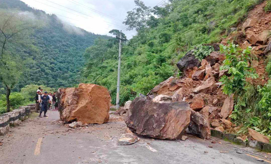 पृथ्वीराजमार्ग अन्तर्गत तनहुँको आँबुखैरेनी सडक खण्ड अवरुद्ध