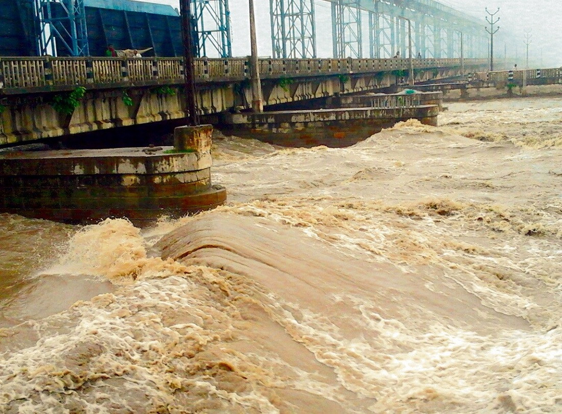 सप्तकोशीमा पानीको बहाव यस वर्षकै उच्च, ५६ वटै ढोका खोलियो