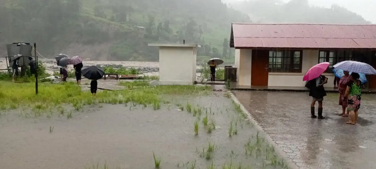 अबिरल वर्षाका कारणले मेलम्ची-हेलम्बु सडक अवरुद्ध, ग्याल्थुम बजार जोखिममा