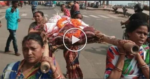 आमा बित्दा छोराहरू आउँदै आएनन्, चार छोरीले यसरी गरे अन्तिम संस्कार