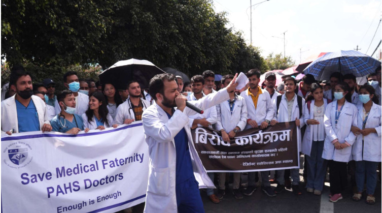 डाक्टरमाथि भएको कुटपिट विरोधमा डाक्टरहरु सडकमा