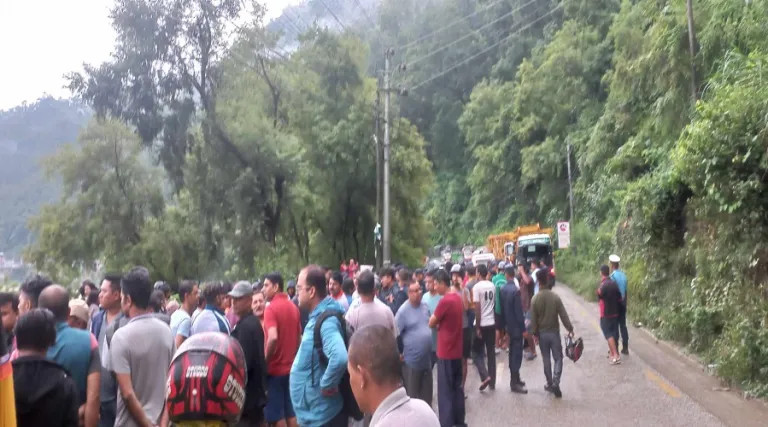 पृथ्वी राजमार्ग स्थित गजुरी फुर्केखोलामा ट्रकले ठक्कर दिँदा २ विद्यार्थीको मृत्यु