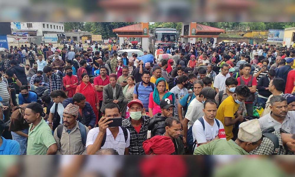 नेपालगञ्जको सिमा नाकामा रोकिएका अलपत्र यात्रुहरूलाई प्रहरीको स्कटिङ