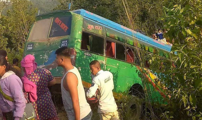 हेटौँडाबाट बागमती गाउँपालिकातर्फ जाँदै गरेको यात्रुवाहक बस दुर्घटना