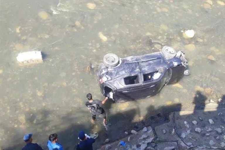 काठमाडौँ आउँदै गरेको कार खोलामा खस्यो, ३ युवतीसहित ४ जना घाइते