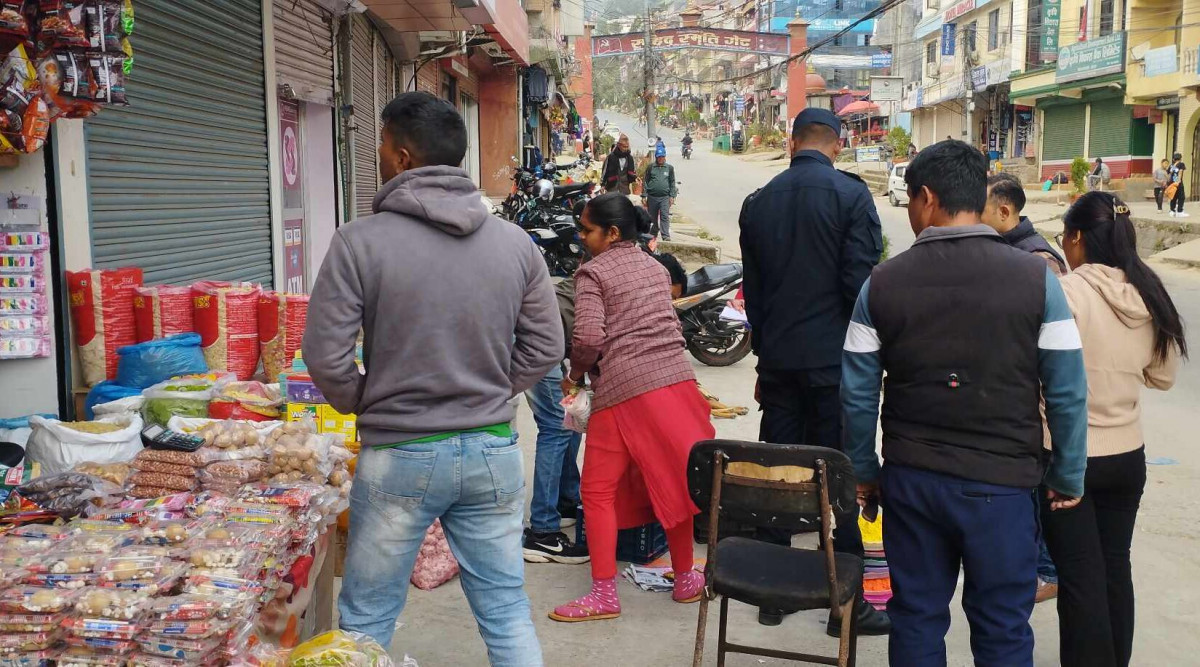 गोरखा नगरपालिकाद्धारा फुटपाथमा बिक्रीका लागि राखिएको रङ जफत