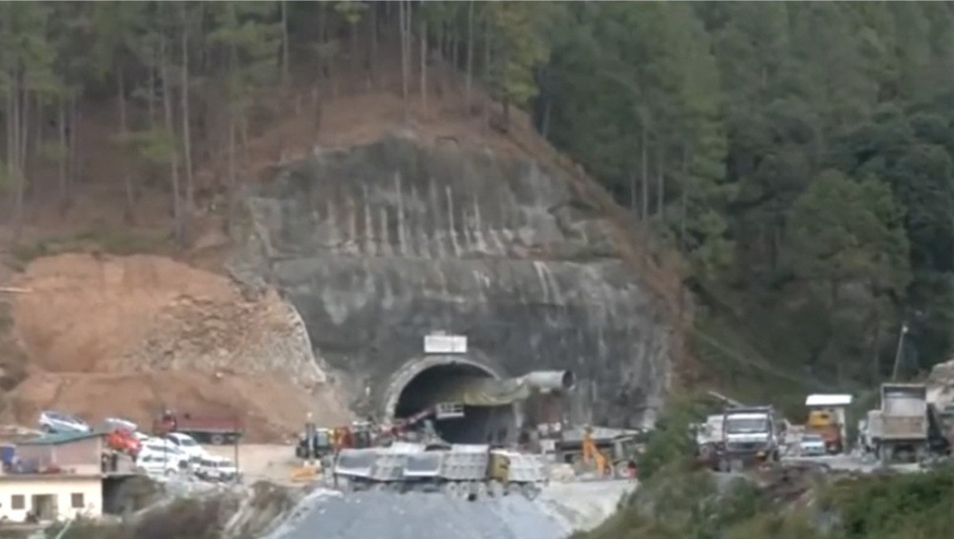 भारतको उत्तराखण्डको सुरुङमा थुनिएका ४० मजदुरको उद्धार कार्य जारी