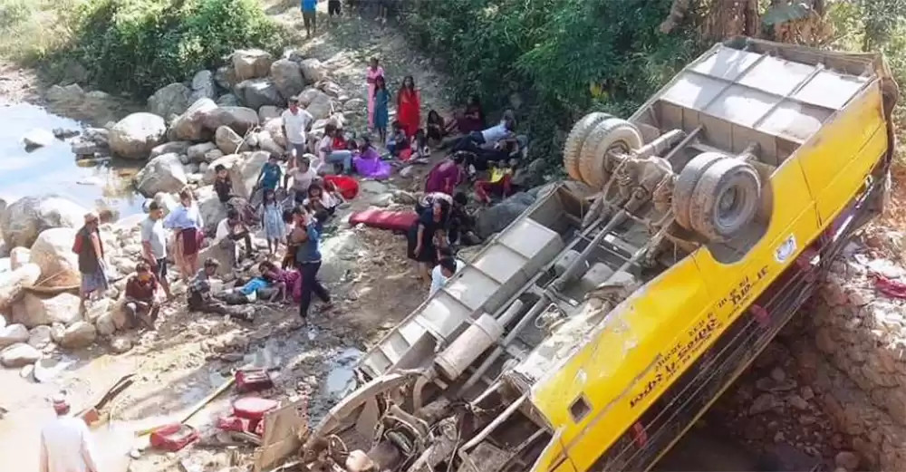 उदयपुरमा पिकनिक खाएर फर्किएको स्कुलको बस दुर्घटना, ३४ भन्दा बढी घाइते