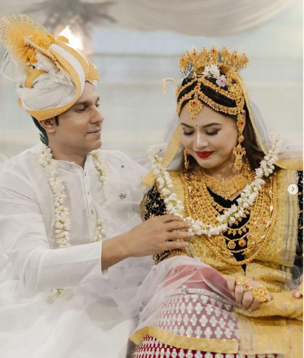 सुनै सुनले सजिएकी बेहुलीसँग बलिउड अभिनेता रणदिप हुड्डाको पोज