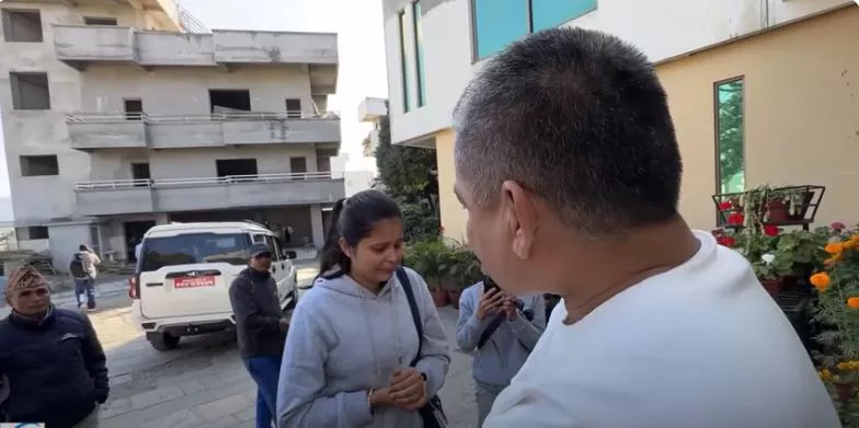 दाइजोपीडित नेहा चौधरी रुँदै पुगिन् दुर्गा प्रसाईंको शरणमा