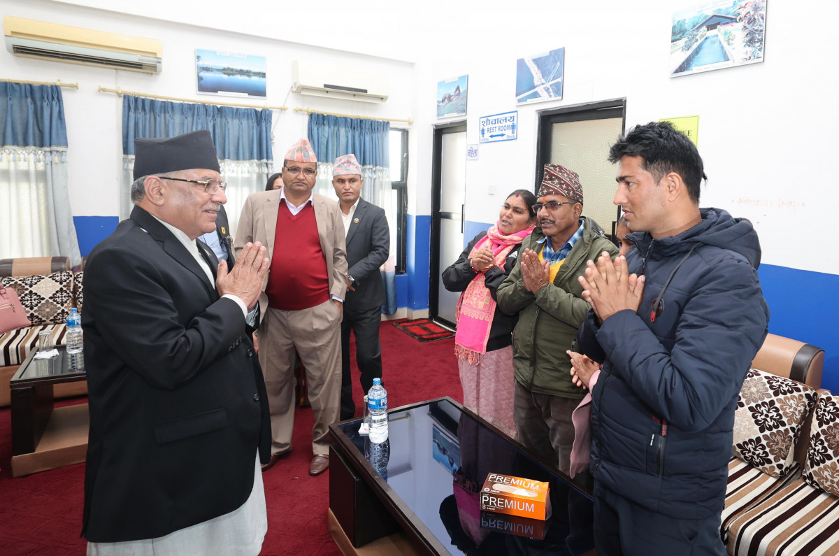 हमासद्वारा बन्दी बनाइएका विपिन जोशीका बुबाआमालाई प्रधानमन्त्री प्रचण्डले भेटे 