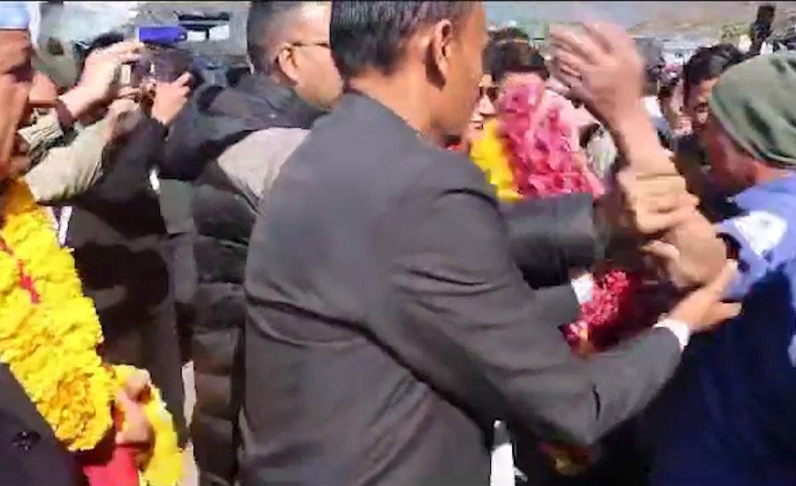 एमाले अध्यक्ष केपी ओलीमाथि धनकुटामा मुक्का प्रहार