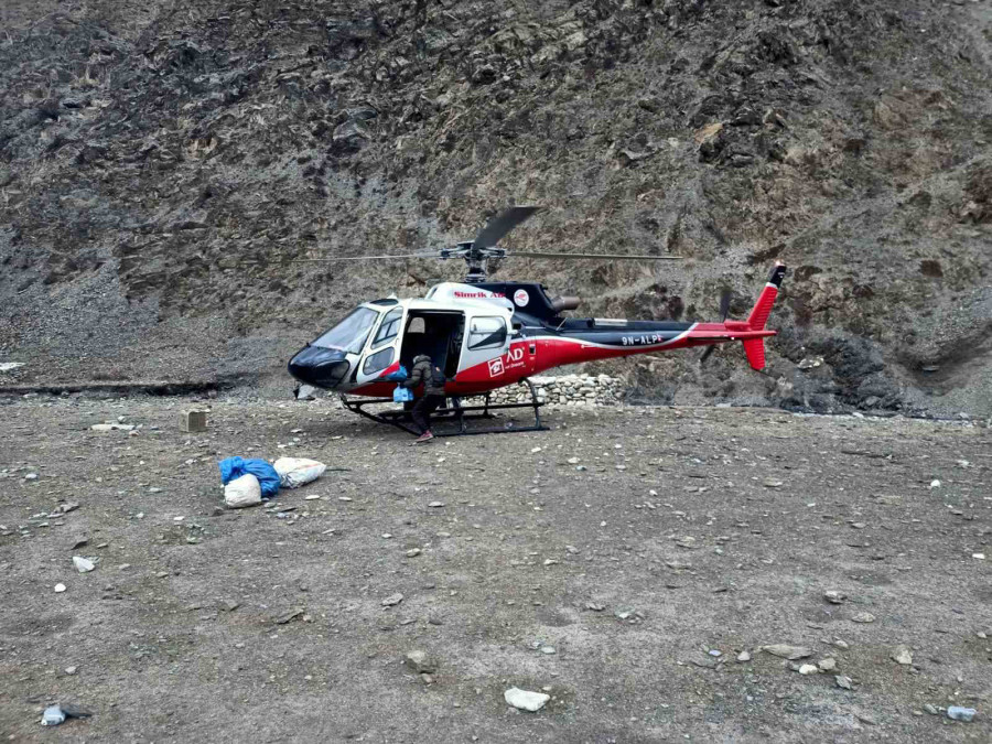 बझाङमा एक गर्भवती महिलाको हेलिकोप्टरबाट उद्धार