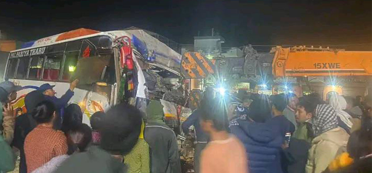 कपिलवस्तुमा बसले ट्रकलाई ठक्कर दिँदा ४ जना गम्भीर घाइते