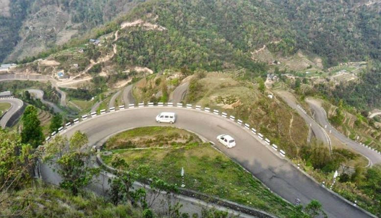 बसको ठक्करबाट दुईजनाको मृत्यु, वीपी राजमार्ग अवरुद्ध