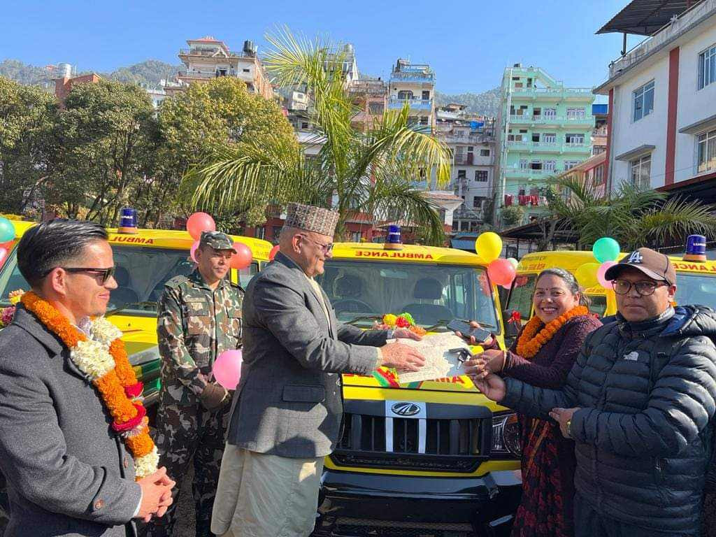सम्भव नेपालले गोरखामा उपलब्ध गराएको एम्बुलेन्स गण्डकीका मुख्यमन्त्रीद्धारा हस्तान्तरण