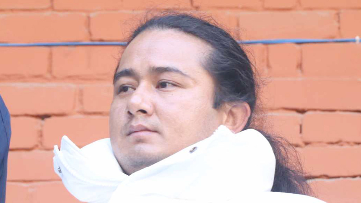 बम्जनको दैनिकी : खाना आफै पकाउँछन्, टीभीमा रेस्लिङ हेर्छन्, ध्यान गर्ने ठाउँ पाएका छैनन् !