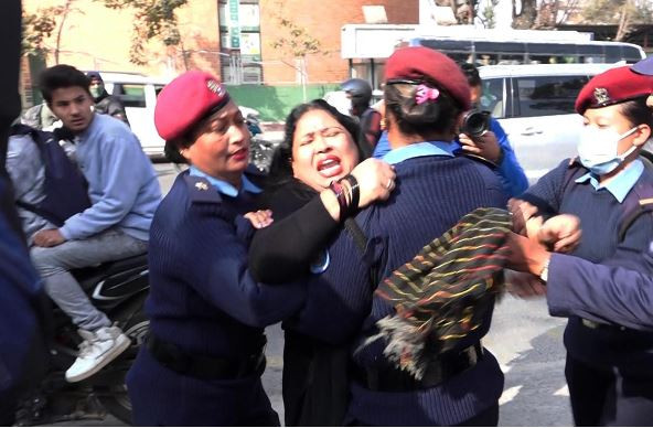 न्यायाधीश भुवन गिरीकी पत्नी आरती सर्वोच्चको गेटबाट पक्राउ