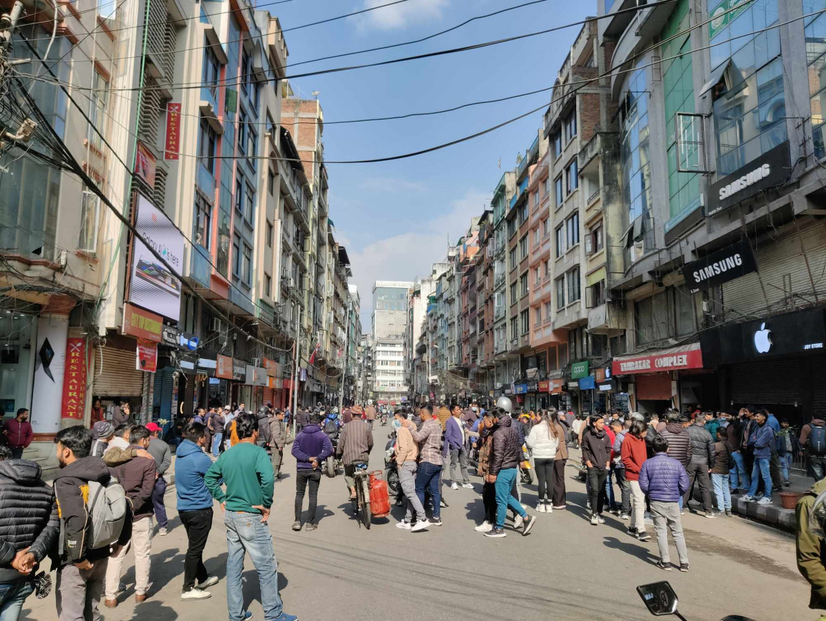 महानगरको निर्णयविरुद्ध सटर बन्द गरेर व्यापारी सडकमा