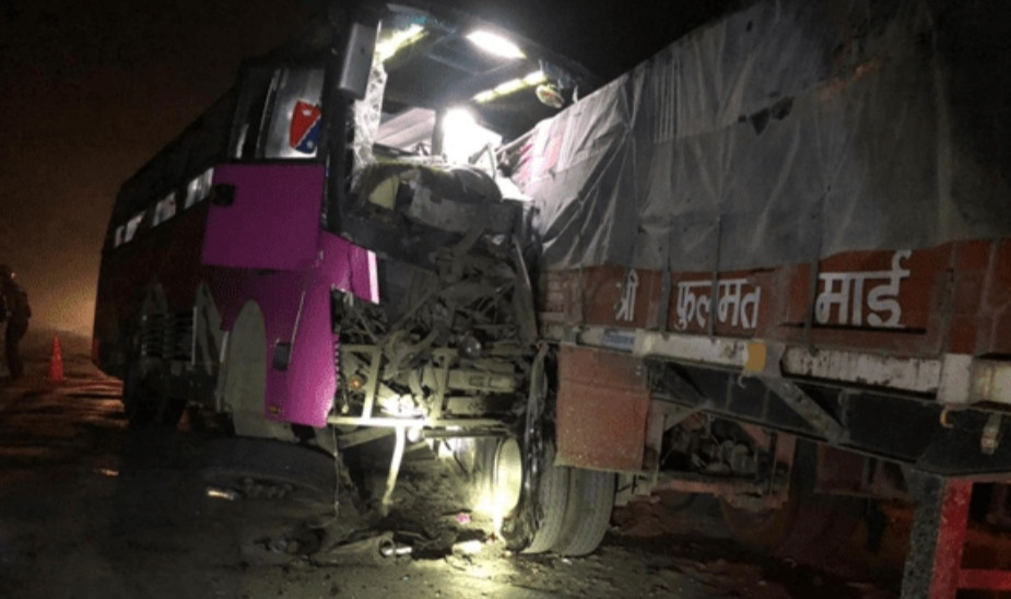 चितवनमा ट्रकसँग बस ठोक्कियो, २० जना घाइते